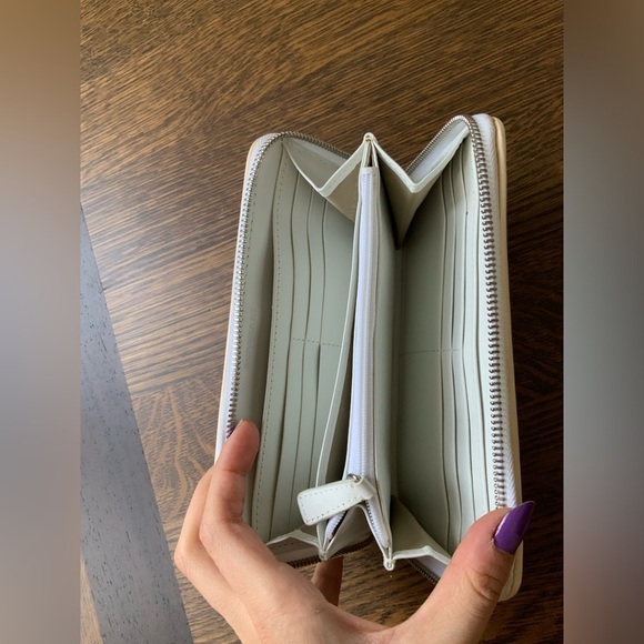 BURBERRY Authentic Patent Leather Cream White Large Zip Around Women’s Wallet - Picture 8 of 16